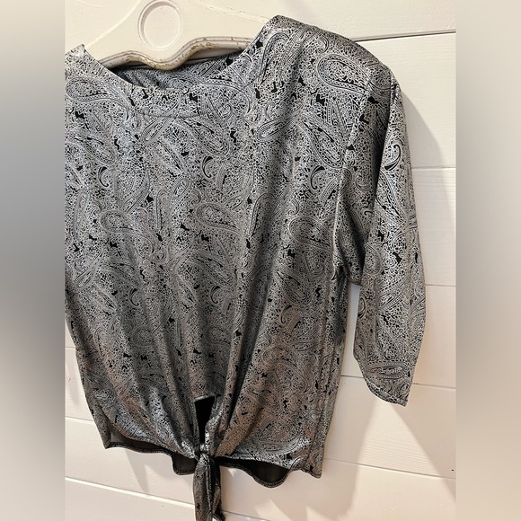 🩶 GLENSPORT by Pierre Bertrand – Silver Paisley Tie-Front Top Estimated Size S/M - Picture 4 of 6